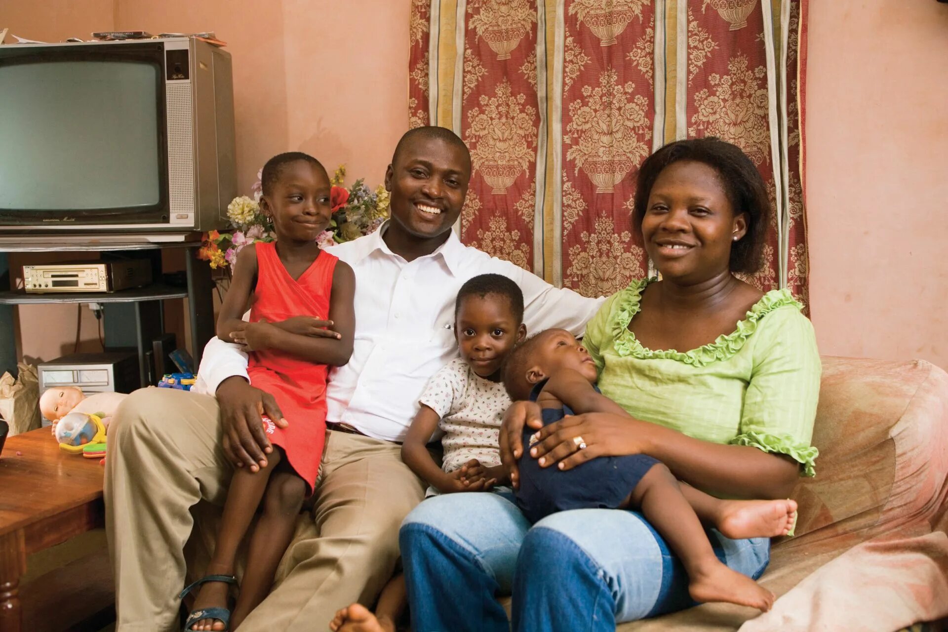 Семья афроамериканцев. Семья в Африке. Африканская семья. Семья африканцев. Молодых мам негры