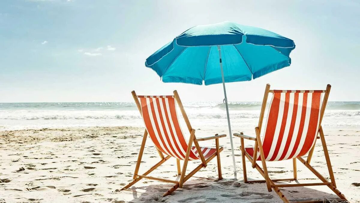 Шезлонг на пляже. Лежак на море. Зонтик на пляже. Пляжный зонтик и шезлонг.