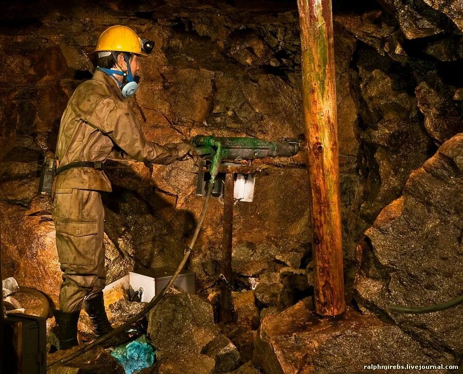 Шахтер проходчик. Директор шахты «шахтерская глубокая. Работники в шахте. Шахтер профессия. Шахтер в шахте.