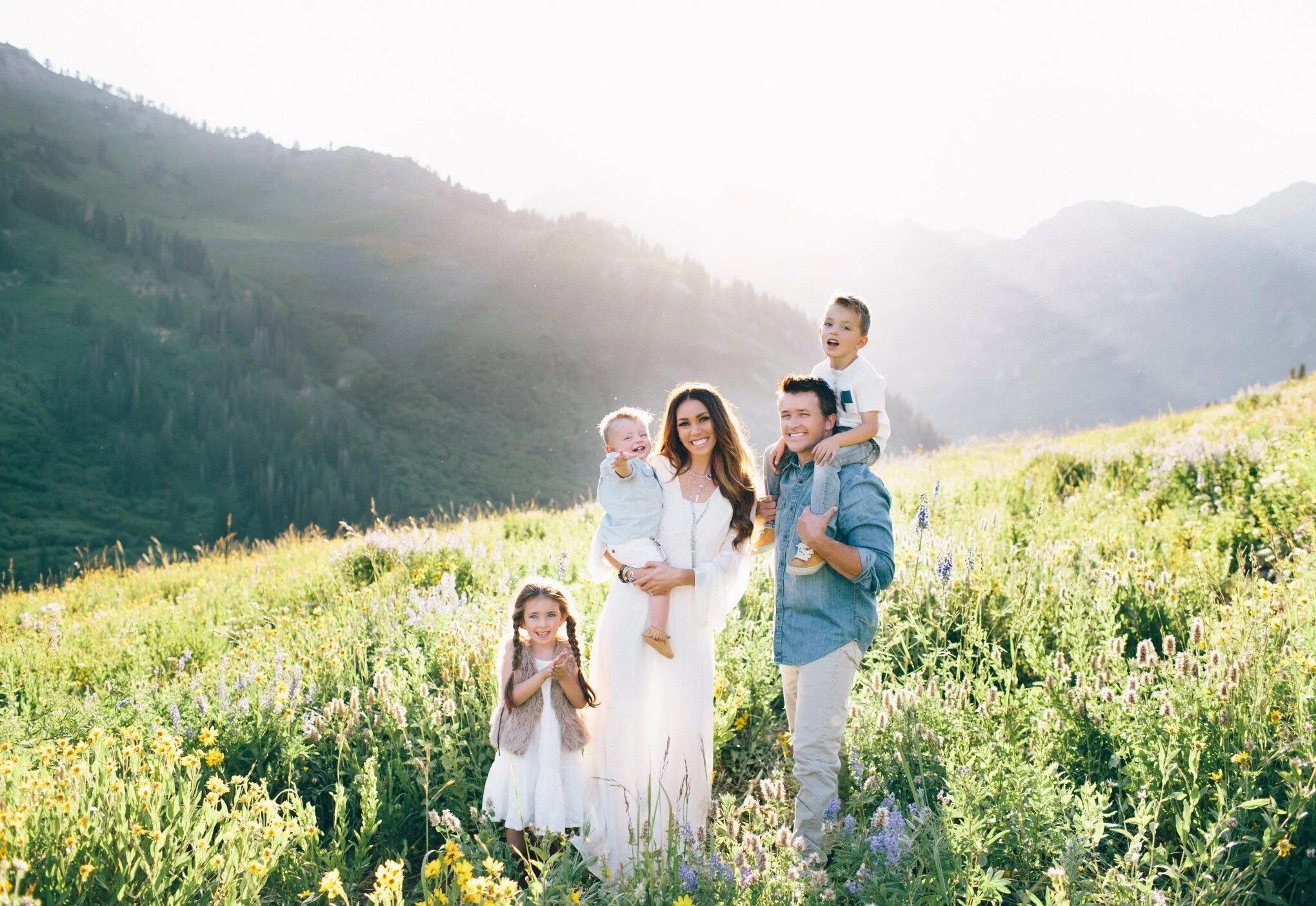 C go family. Семья в горах. Фотосессия семьи на природе. Счастливая семья в горах. Счастливая семья на природе.