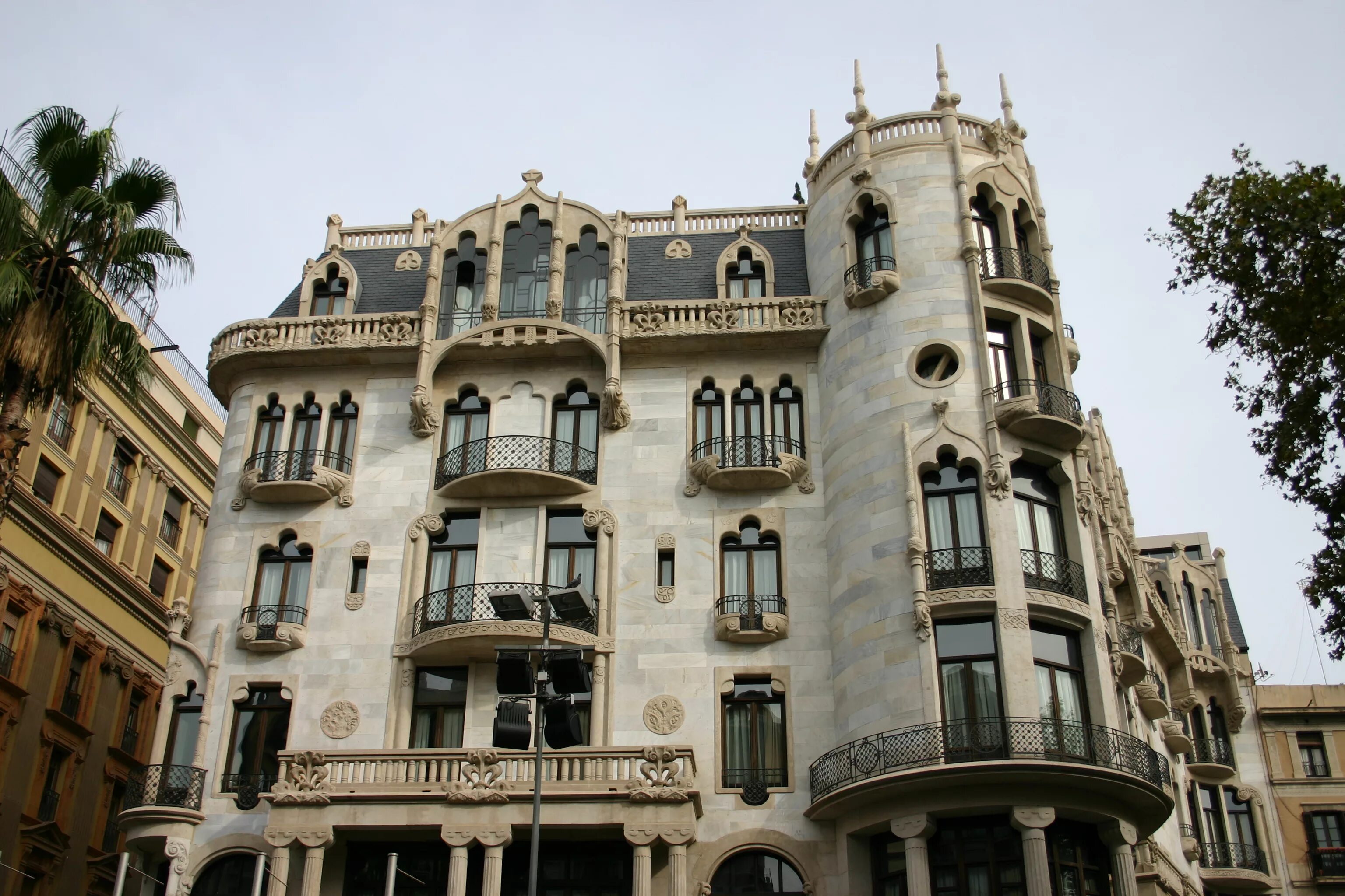 Место модерн. Известные здания Барселоны casa Fuster. Луис Доменек-и-Монтанер архитектура. Дом Фустера Барселона. Каса Фустер отель Барселона.