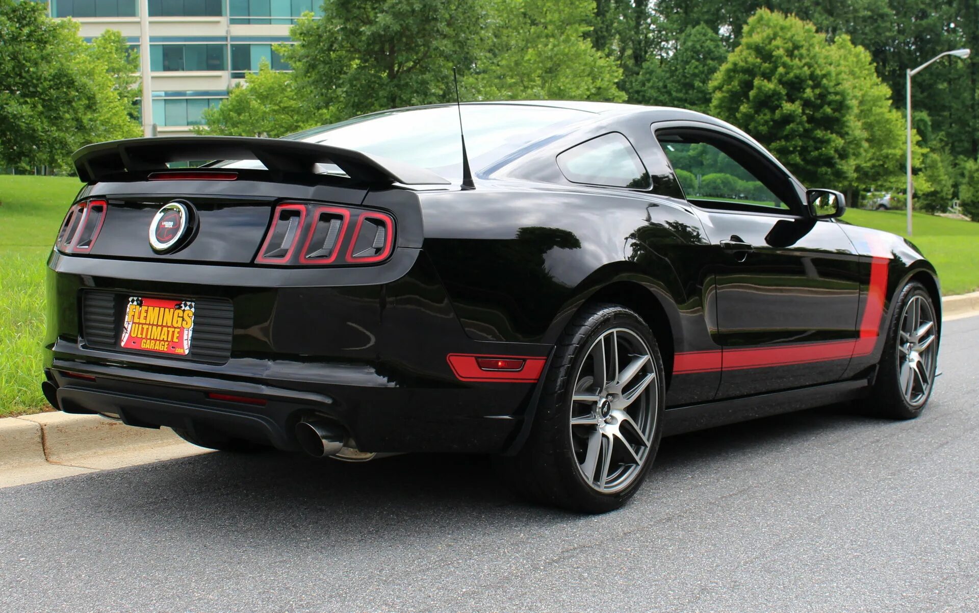 Мустанг цена. Ford Mustang gt Boss 302. Ford Mustang Boss 302 2013. Ford Mustang 2013 черный. Mustang Boss 302 Laguna Seca.