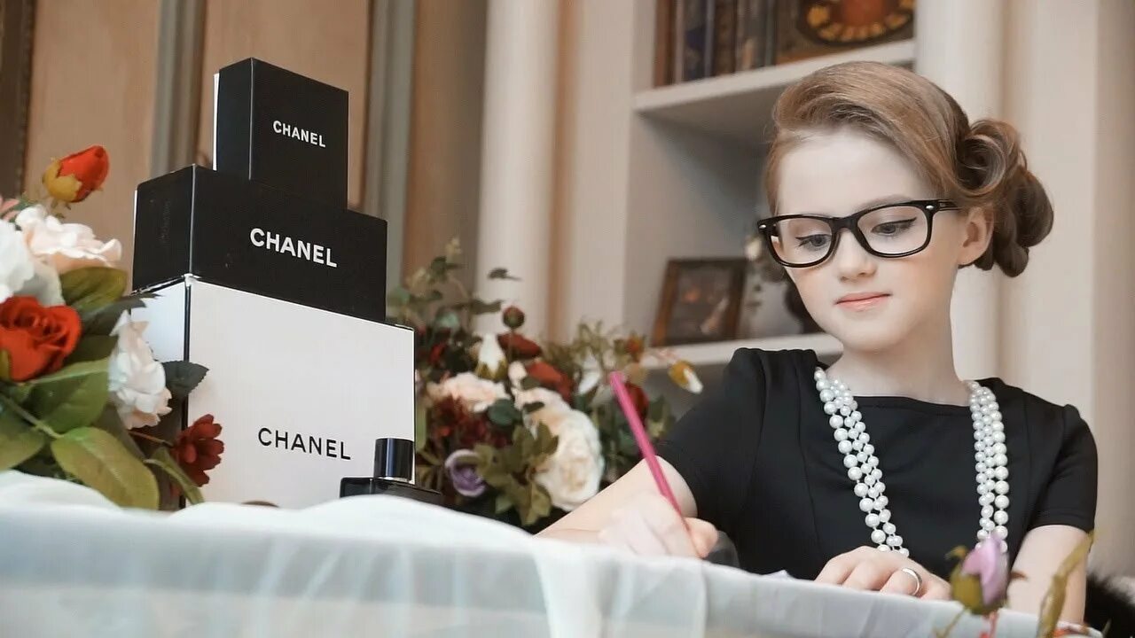 Chanel блоггер. Chanel 3d logo. Коко шанель логотип. Chanel logo. Логотипы парфюмерных брендов.