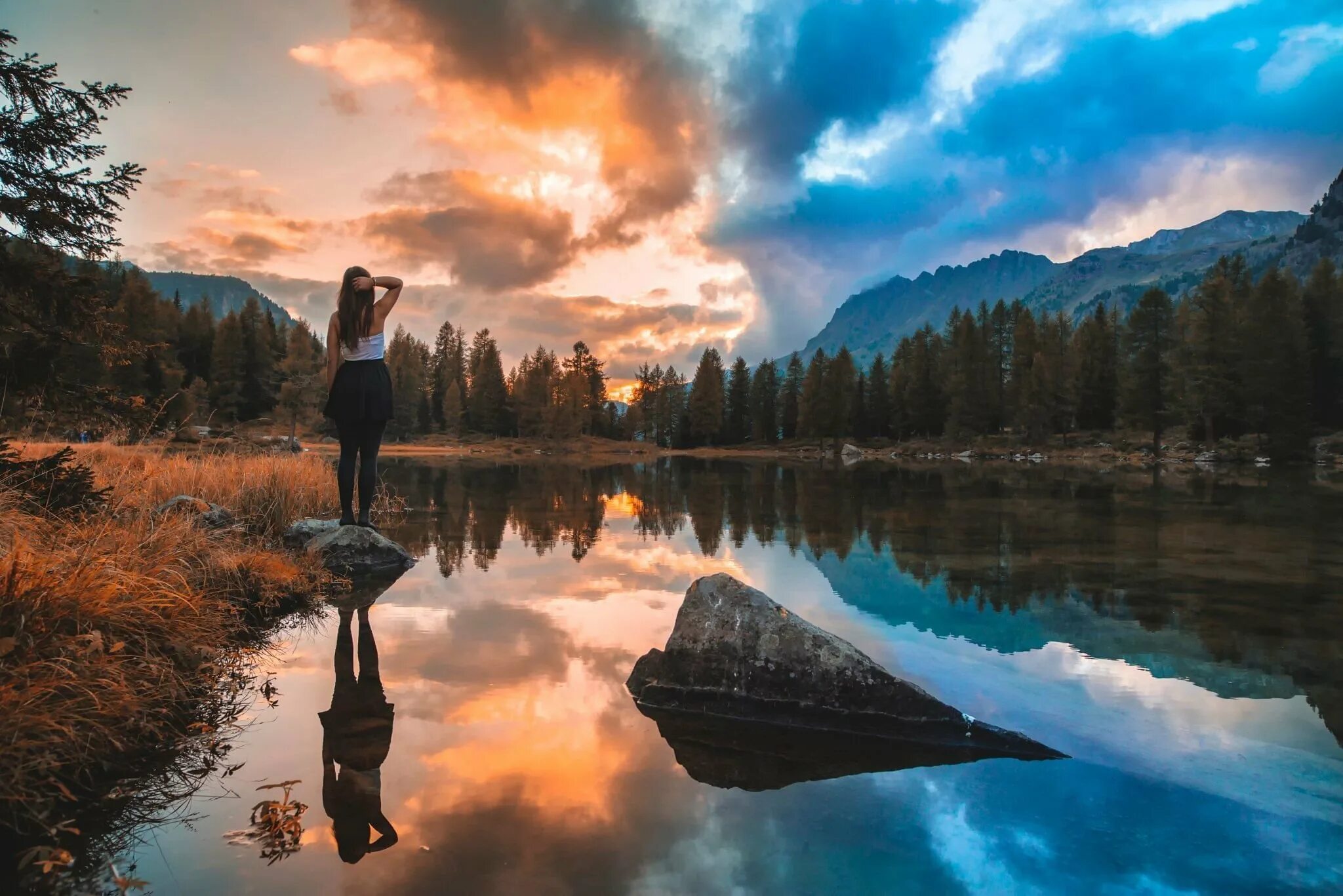 Lake girl. Горы красота. Красивый пейзаж. Горы. Река девушка. Красота природы.