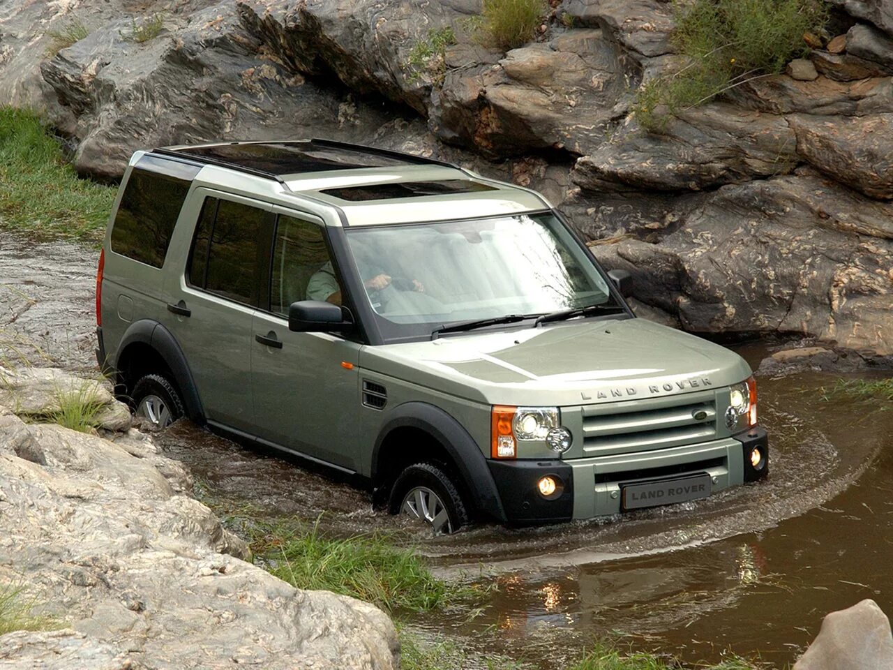 Дискавери автобусные. Ленд Ровер Дискавери 3. Land Rover Дискавери 3. Ландтровер Дискавери 3. Диски ленд Ровер.