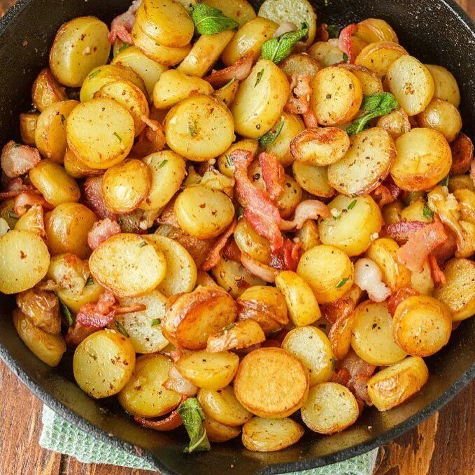 Картофель на сковороде. Жареная картошка. Мелкая картошка обжаренная. Круглая жареная картошка. Рецепты картошки на сковороде простые