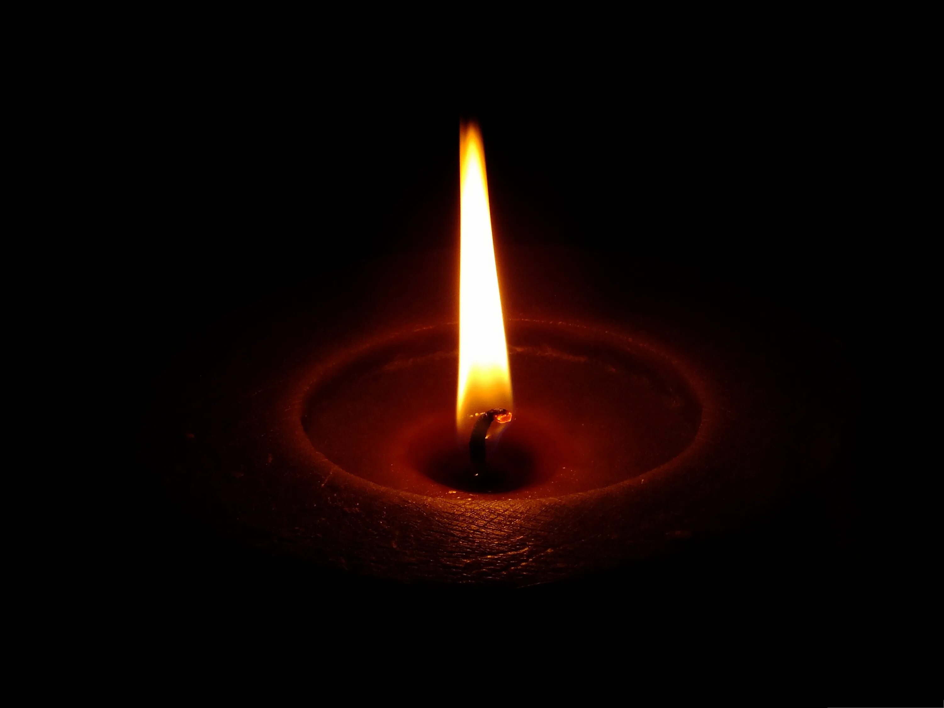 Много свечек в церкви. Горящая свеча минута молчания. Свечка в школе. Свечка в школе. Фото свечи в память об ушедших.