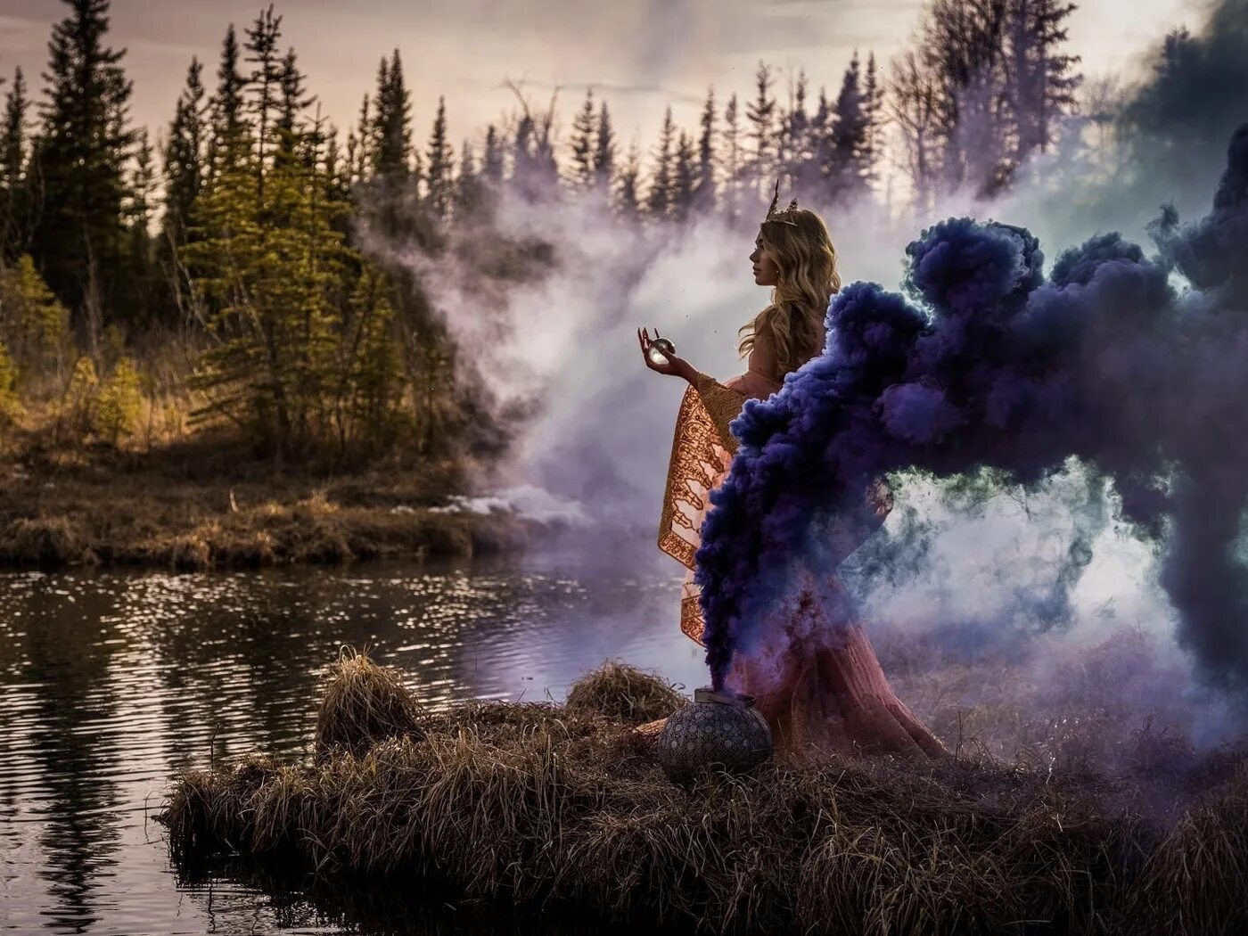 человек дым арт. синий дым. магический дым. красивый дым. сила дыма.