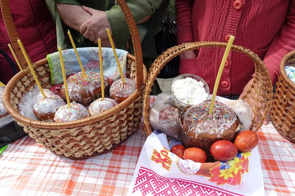 Перед пасхой можно работать. Корзинка для освящения куличей. Куличи на Пасху. Освящение куличей на Пасху. Пасхальная корзина в Церковь.