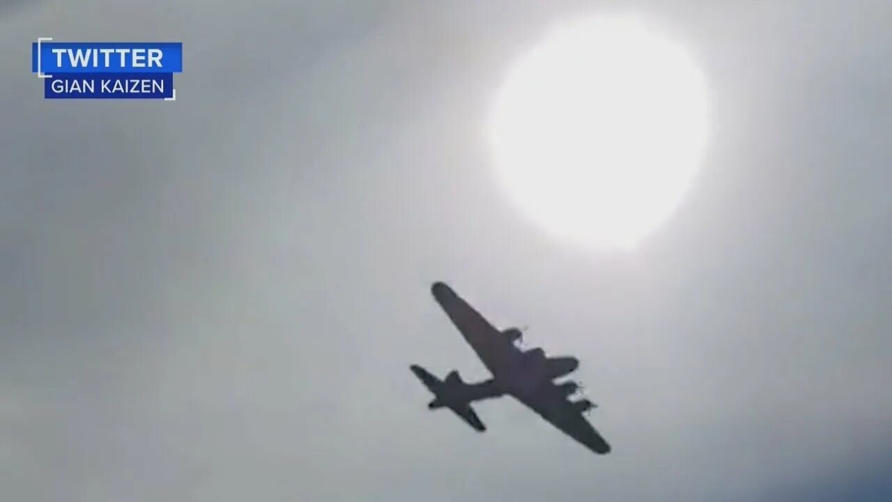 Два в одном 77. Авиашоу в сша. самолет истребитель в небе. самолёты столкнулись в воздухе. в сша столкнулись два самолета в воздухе.