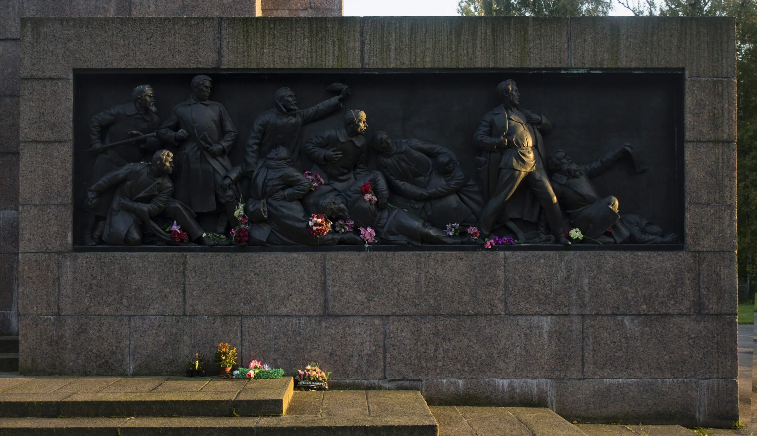 Манизер памятник жертвам 9 января. Памятник жертвам 9 января 1905 года в Санкт-Петербурге. Кладбище памяти жертв девятого января, Санкт-Петербург. 9 января 19 год