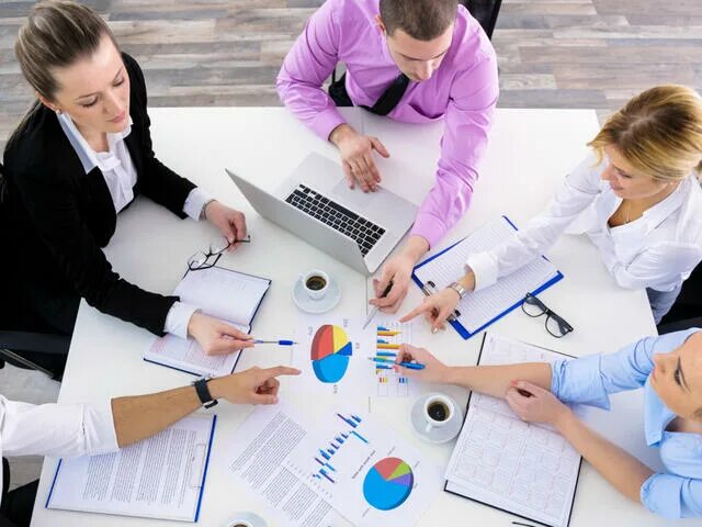 Инновации команда. Работа экономика и управление. Экономист. Деловой человек. Инновационные технологии.