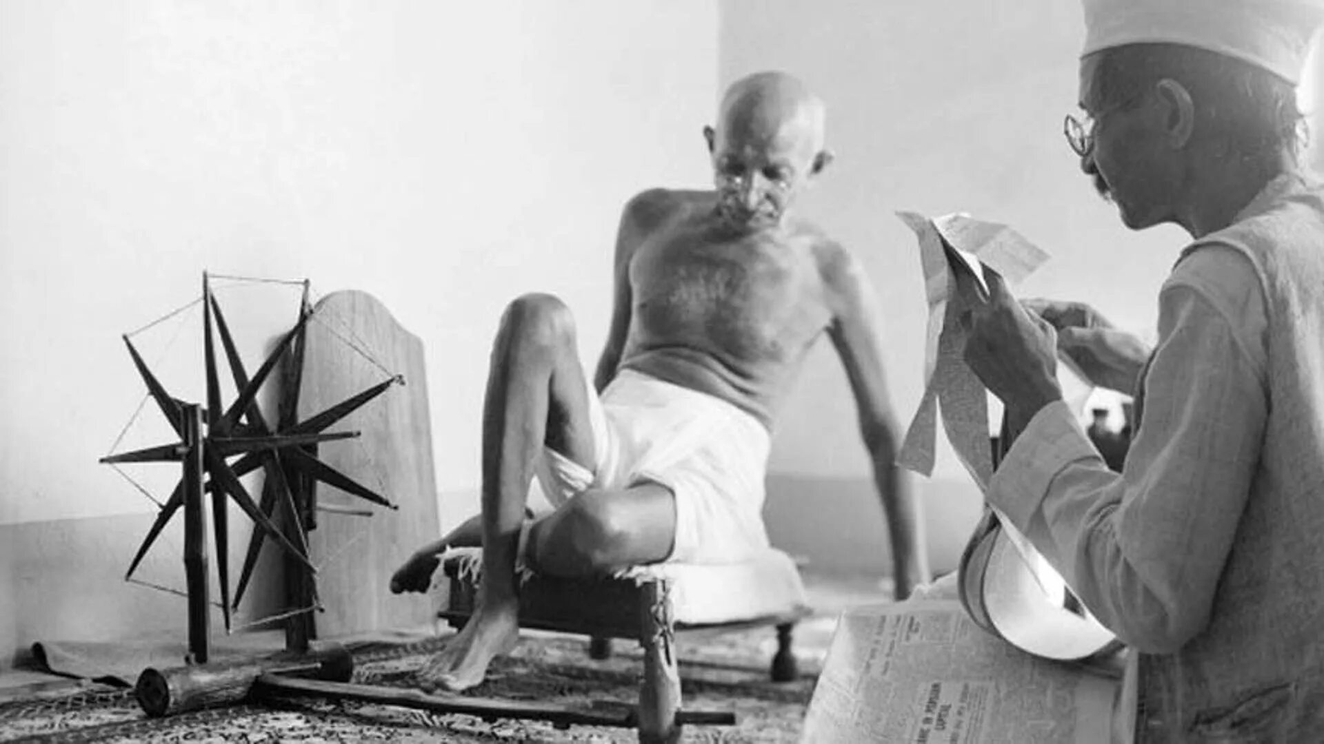 Ганди и вращающееся колесо фото Happy Gandhi Jayanti (2nd October) 2016- SMS, wishes, Greetings, slogans, Whatsa