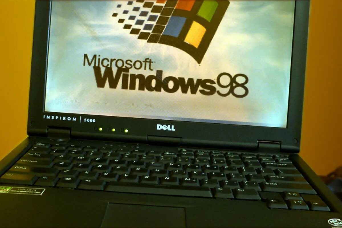 Компьютеры 98 года. Ноутбук 1998 года. Ноутбук Windows 98. Ноутбук dell Windows 98. Ноутбук Laptop, 1998 (18 ).