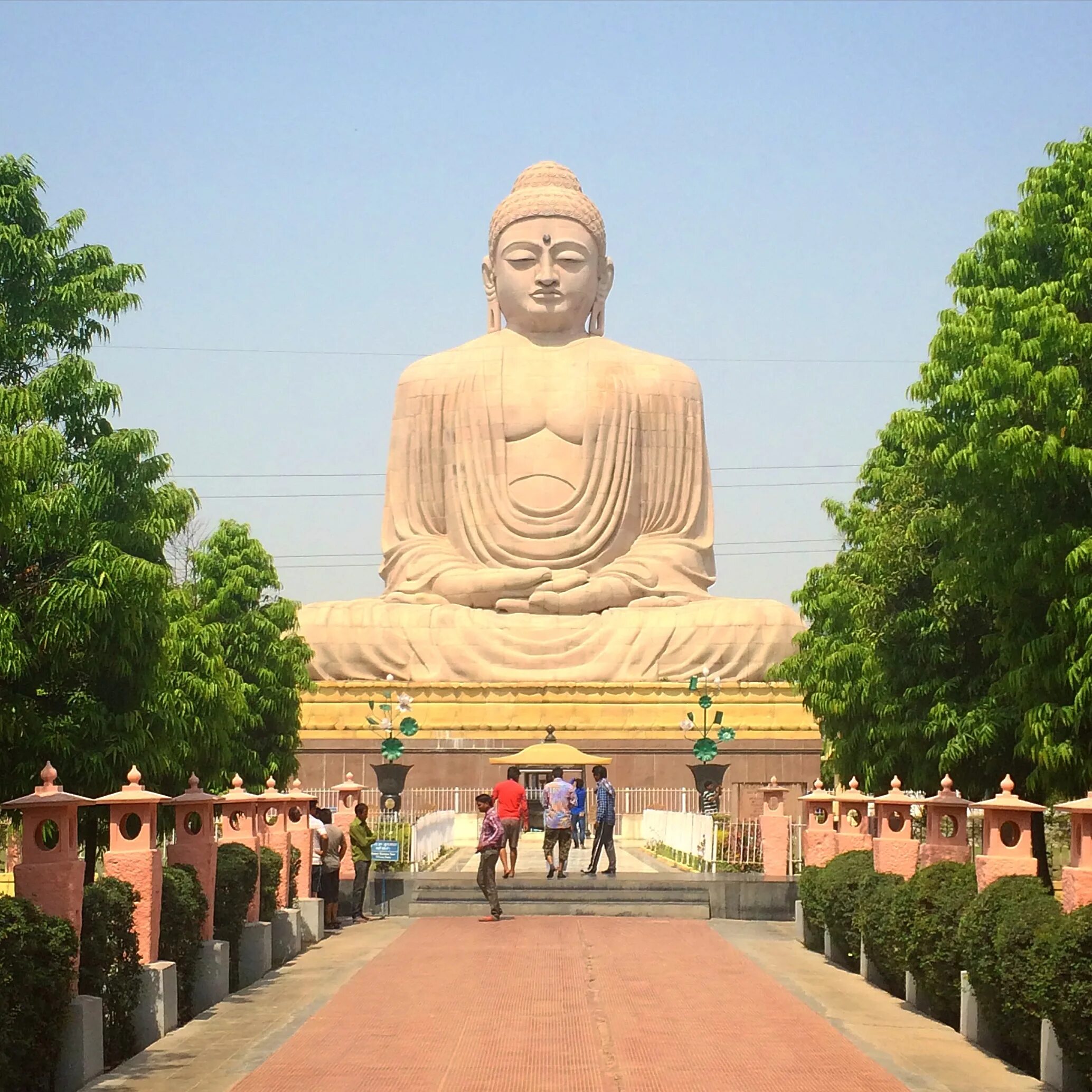 Проповедь будды. Будда Шакьямуни Сарнатх. Сарнатх Варанаси. Будда Шакьямуни статуя в Индии. Будда Варанаси Индия.