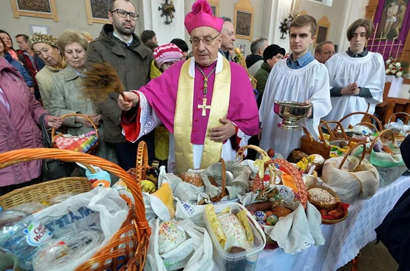 Пасха католическая и православная в беларуси. Пасха храм. Пасха в Беларуси. Пасха в католическом храме. Католическая Пасха в Беларуси.