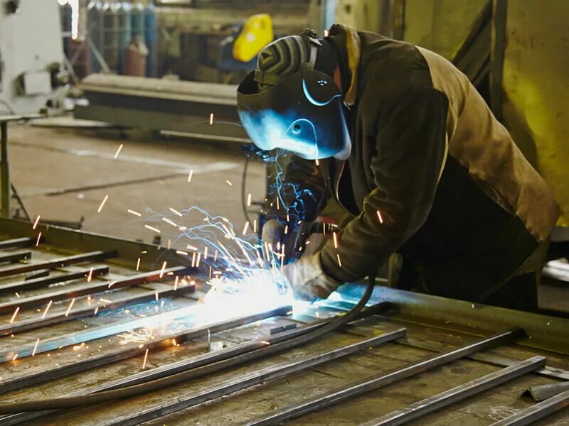 Сварщик. Сварка металла. Сварка металлоконструкций. Сварочный цех. Сварка металлических конструкций.