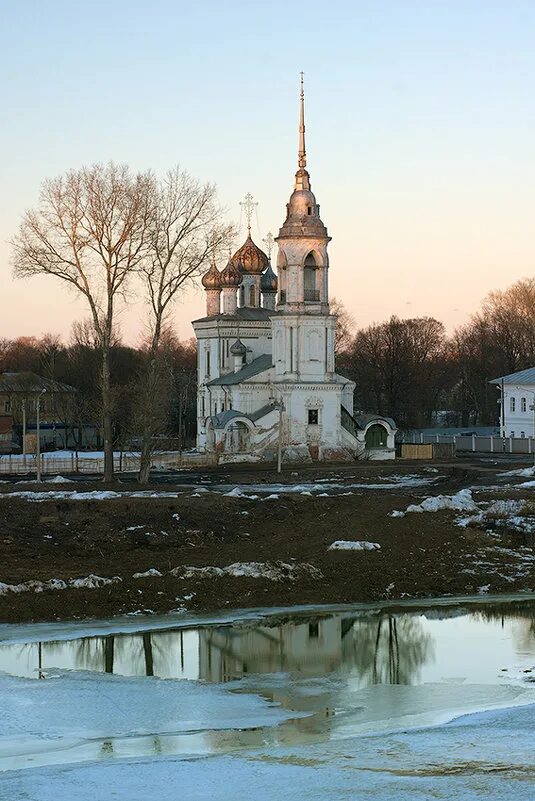 Храм Сретения Господня Вологда. Храм весной.