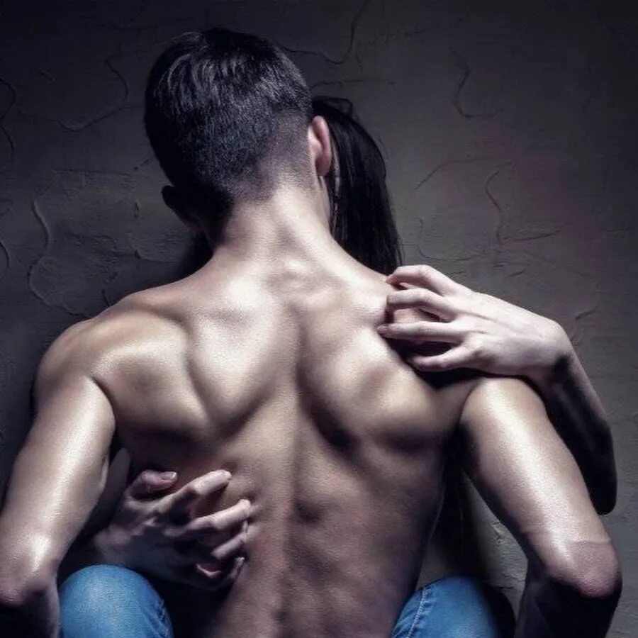 Страсть. Мужчина и женщина со спины. Широкая красивая мужская спина. Сонник спина мужчины