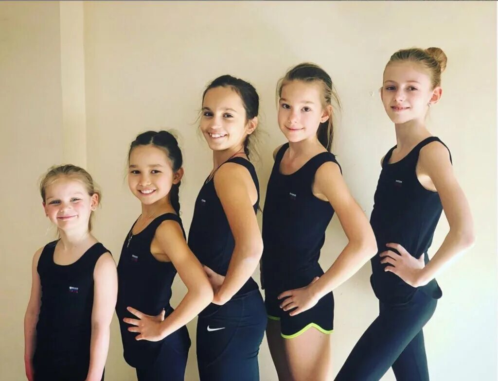 московская школа гимнастики. академия гимнастики екатеринбург большакова. спортивная гимнастика подростки. эстетическая гимнастика. художественная гимнастика группа.