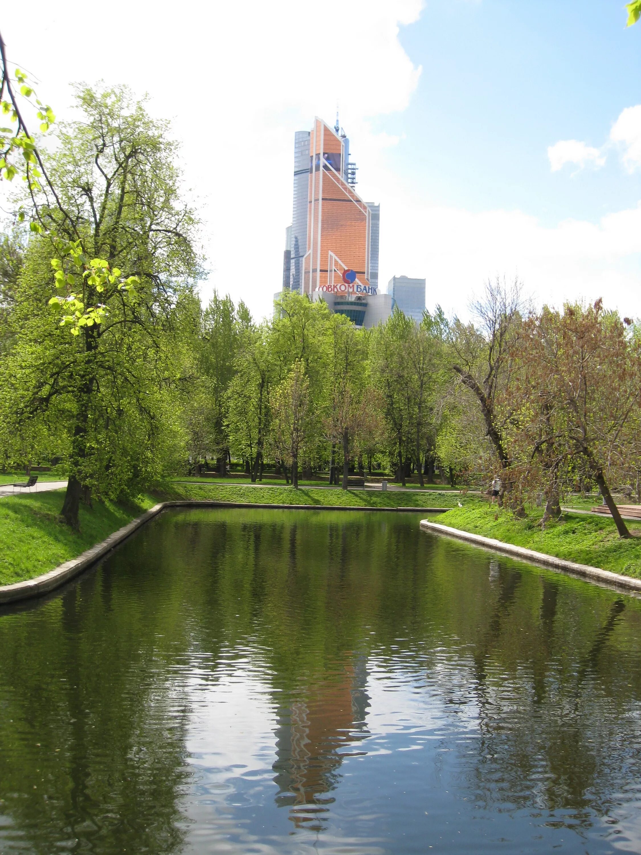 Башня парк москва. Москоу сити парк. парк возле москва сити. пруд возле москва сити. парк возле москва сити с прудом.