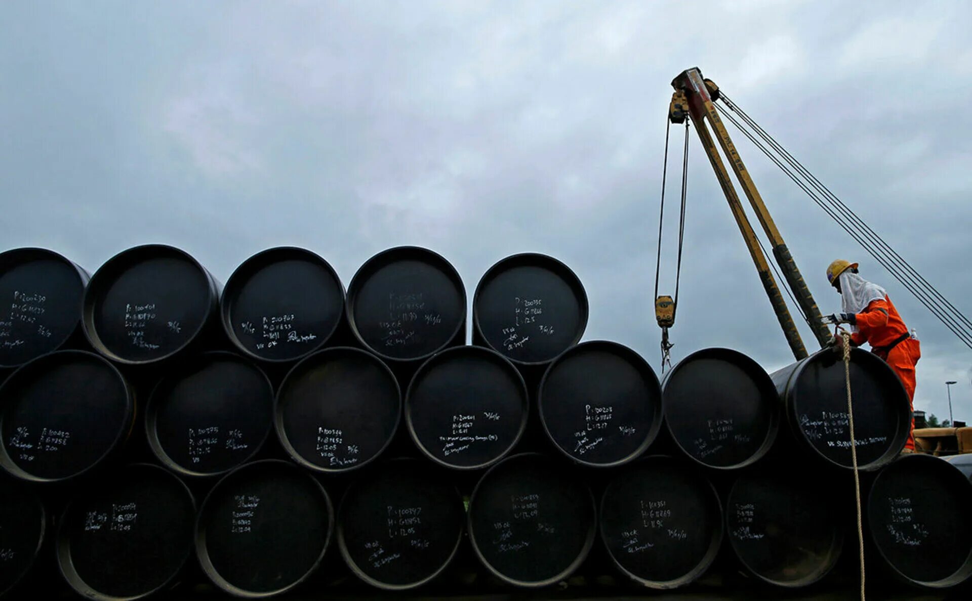 Сырая нефть. Нефть. бочки с нефтью. тонна нефти. индонезия экспортирует нефть.