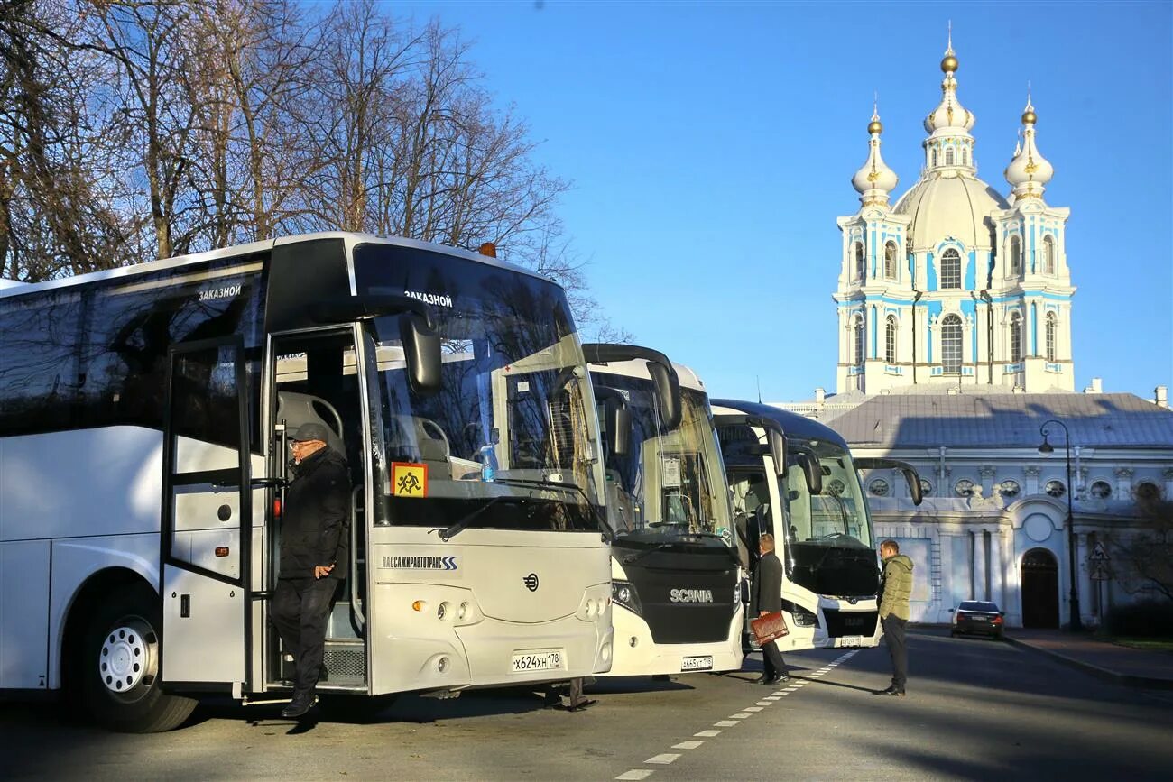 Автобусные туры из петербурга в новгород. Туристический автобус. Экскурсия на автобусе. Автобусные экскурсии по России. Туристические автобусы в Санкт-Петербурге.