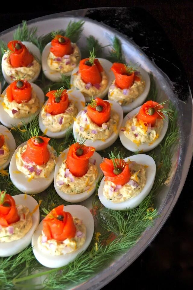 Чем можно начинать яйца. Фаршированные яйца тигровые. Закуски из яиц на праздничный стол. Закуска яйца фаршированные. Украшение фаршированных яиц.