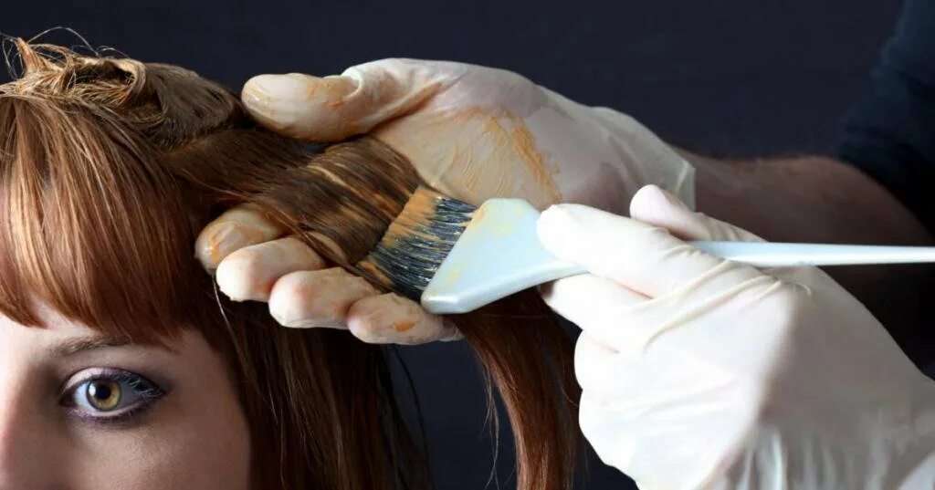 особенности окрашивания волос. окрашивание седых волос технология выполнения. окрашивание в парикмахерской. красить волосы в домашних условиях. окрашивание волос перманентными красителями.