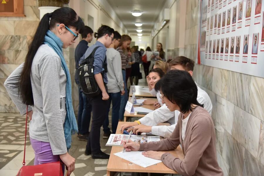 Сайт алтайского медицинского университета. Медуниверситет Барнаул. Барнаул мед университет день открытых дверей. День открытых дверей в медицинских вузах. День открытых дверей в мед вузе.