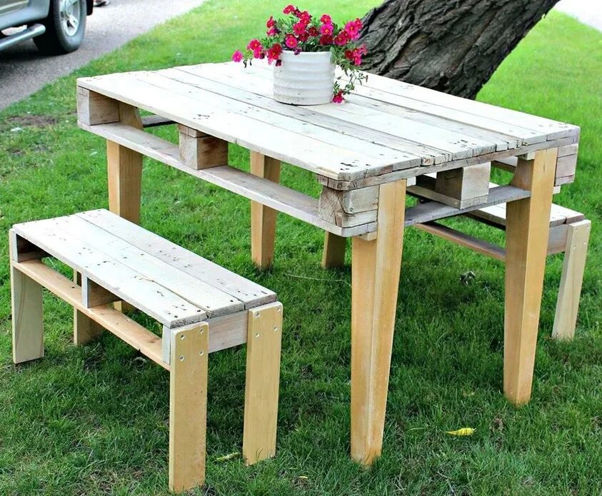 Стол и стулья из поддонов. Садовая мебель из европаллетов. Уличная мебель из паллет. Столик из поддонов. С поддонов садовая мебель.