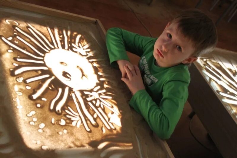 рисование песком. рисование песком песочница. рисование песком в детском саду. световой стол. рисование песком песочница.