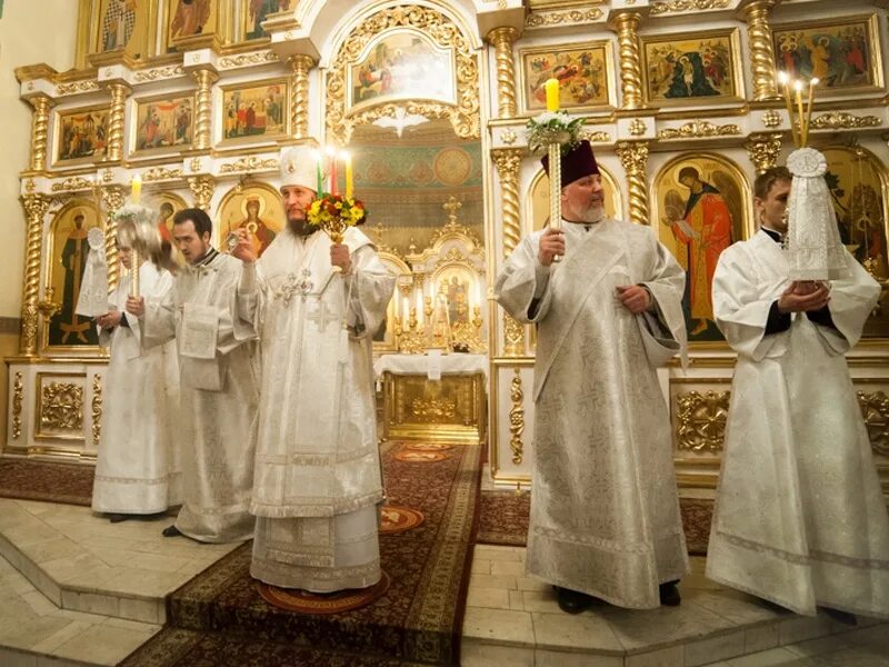 Служба в свято троицком храме. Храм Святой Троицы в старой Купавне Пасхальная служба. Пасхальное богослужение 2021 в Свято Троицком соборе Энгельс.