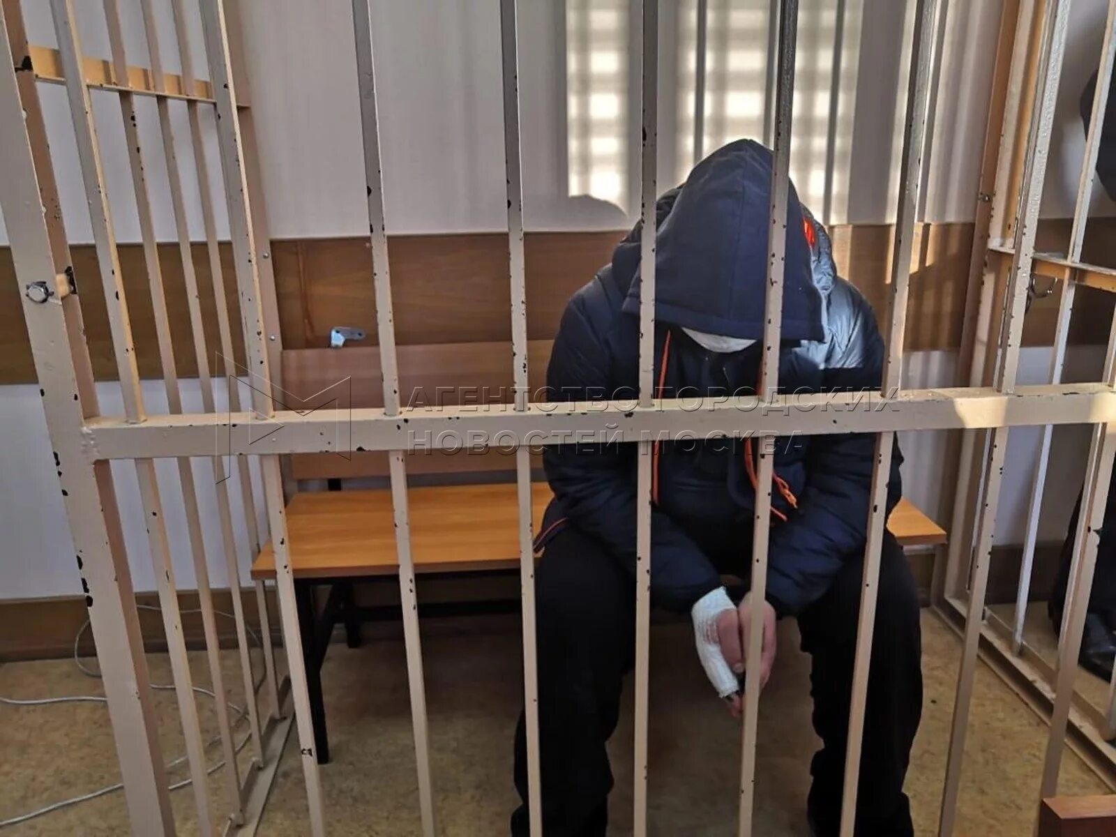 Подсудимый узнал. Подсудимый в суде. суд решетка. суд тюрьма. решетка подсудимый.