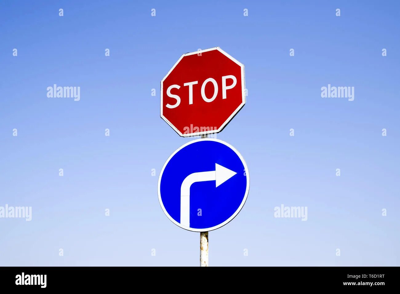 Знак поворот. Поворот и знак стоп. Дорожный знак поворот направо. Знак стоп и стрелка на право. Стоп вправо