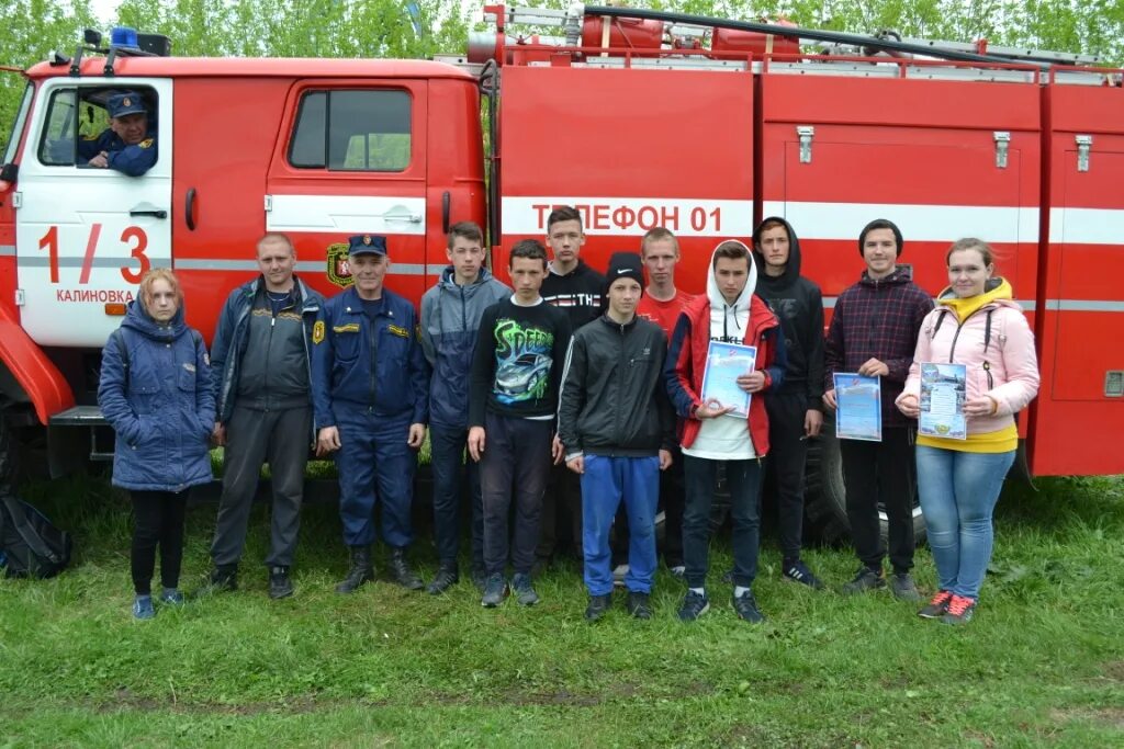 Инструктор противопожарной профилактики костюм. Инструктор пожарной профилактики. Кувшиново пожарная часть. Инструктор противопожарной профилактики. Пожарный идет.