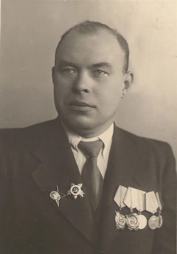 Вольск памятник воинам цементникам. Директор завода большевик. Киевский завод большевик 1941. Директор завода большевик. Директор завода большевик.
