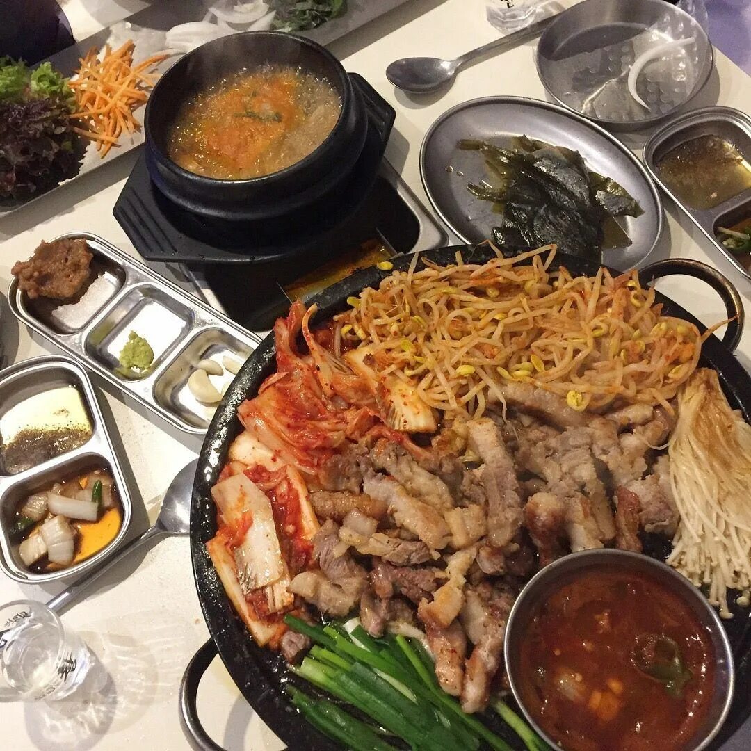 Корейский ужин. Корейская еда Джокбал. Корейский стол с едой. Корейские блюда на ужин.