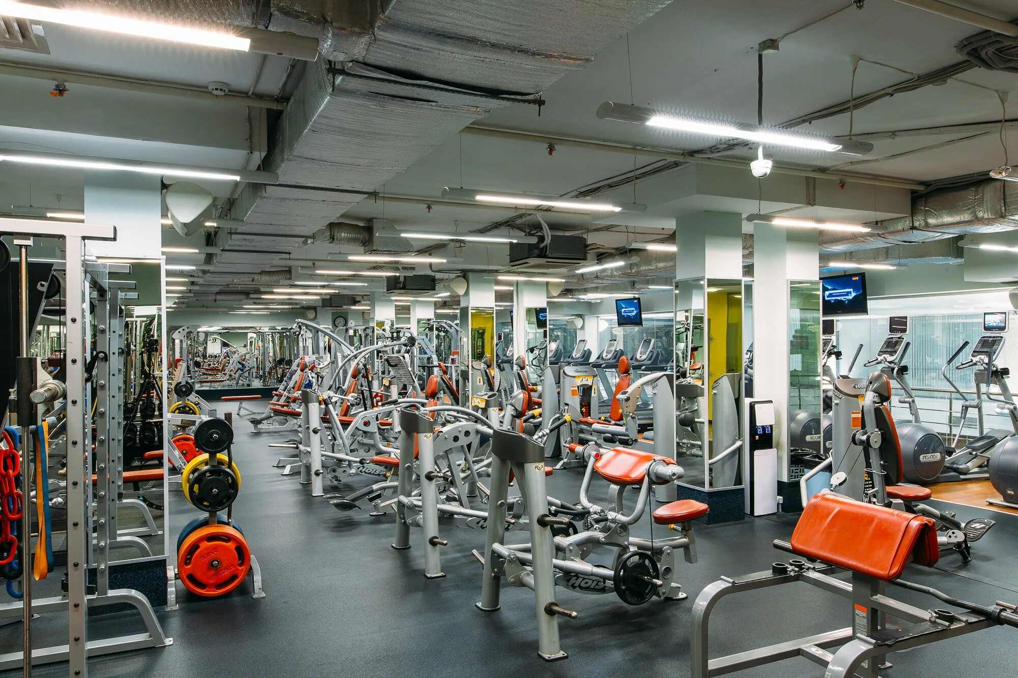 Фитнес екб. Фитнес екб. Тренажерный зал эма екатеринбург. Powerhouse gym титова. Фитнес клуб премиум класса.