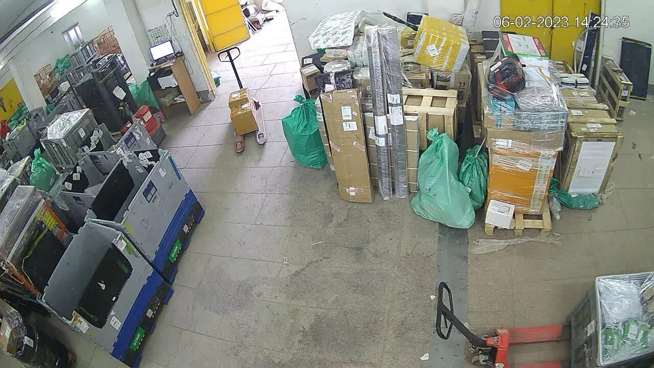 Украдено со склада. Кража на предприятии. Кража на предприятии. Ворует в магазине. Воровство на складе.