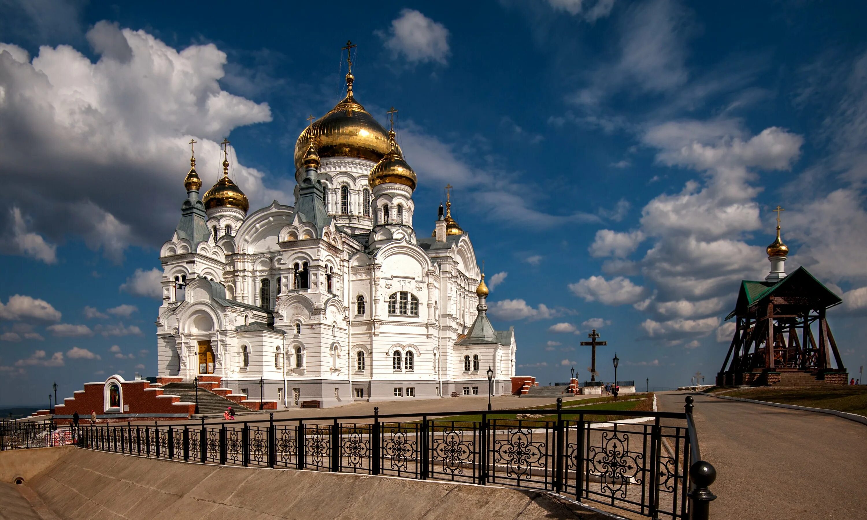 Белогорский монастырь Пермь. Белогорский Николаевский монастырь Пермский край. Белогорье Свято Николаевский мужской монастырь.