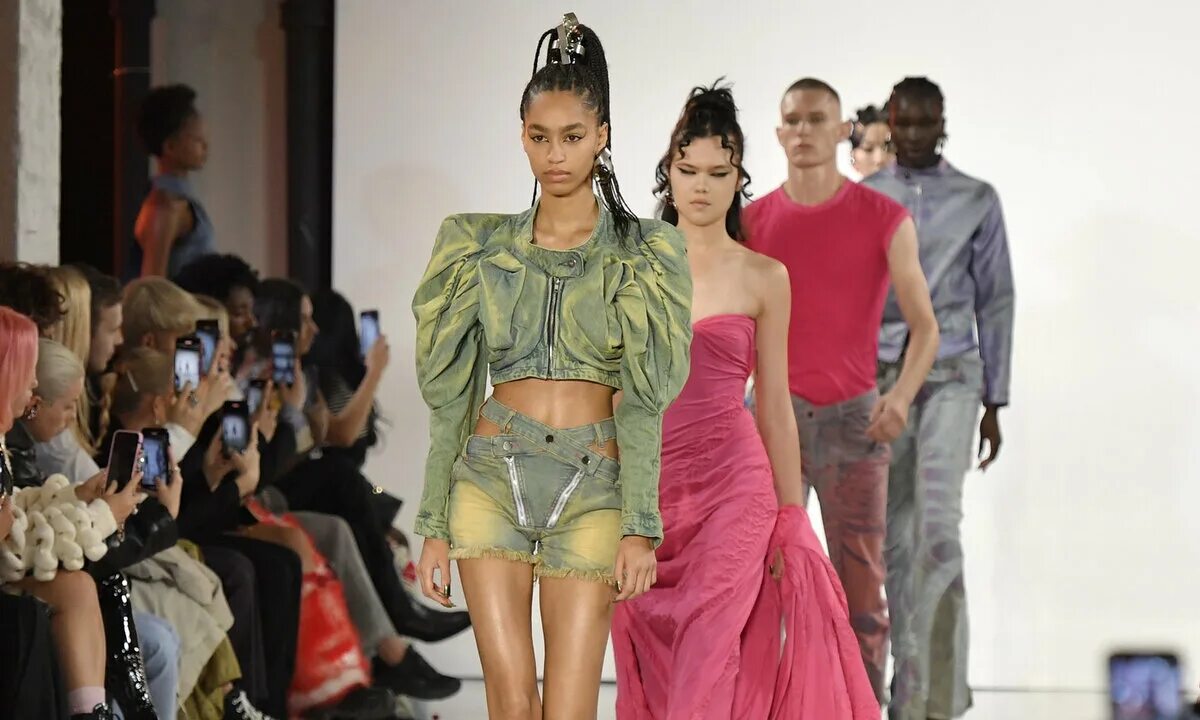 Неделя моды в Нью-Йорке 2023. Лондонская неделя моды (London Fashion week). Показ мод лето. Последние модные показы. Тенденция весны 2023