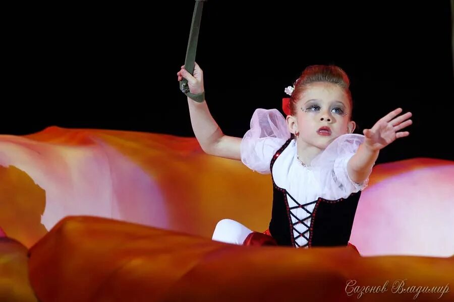 Зайки в цирке иллюстрации. Дарья заяц московский цирк. Московский цирк юрия никулина. Московский цирк никулина. Цирк чудес адам.