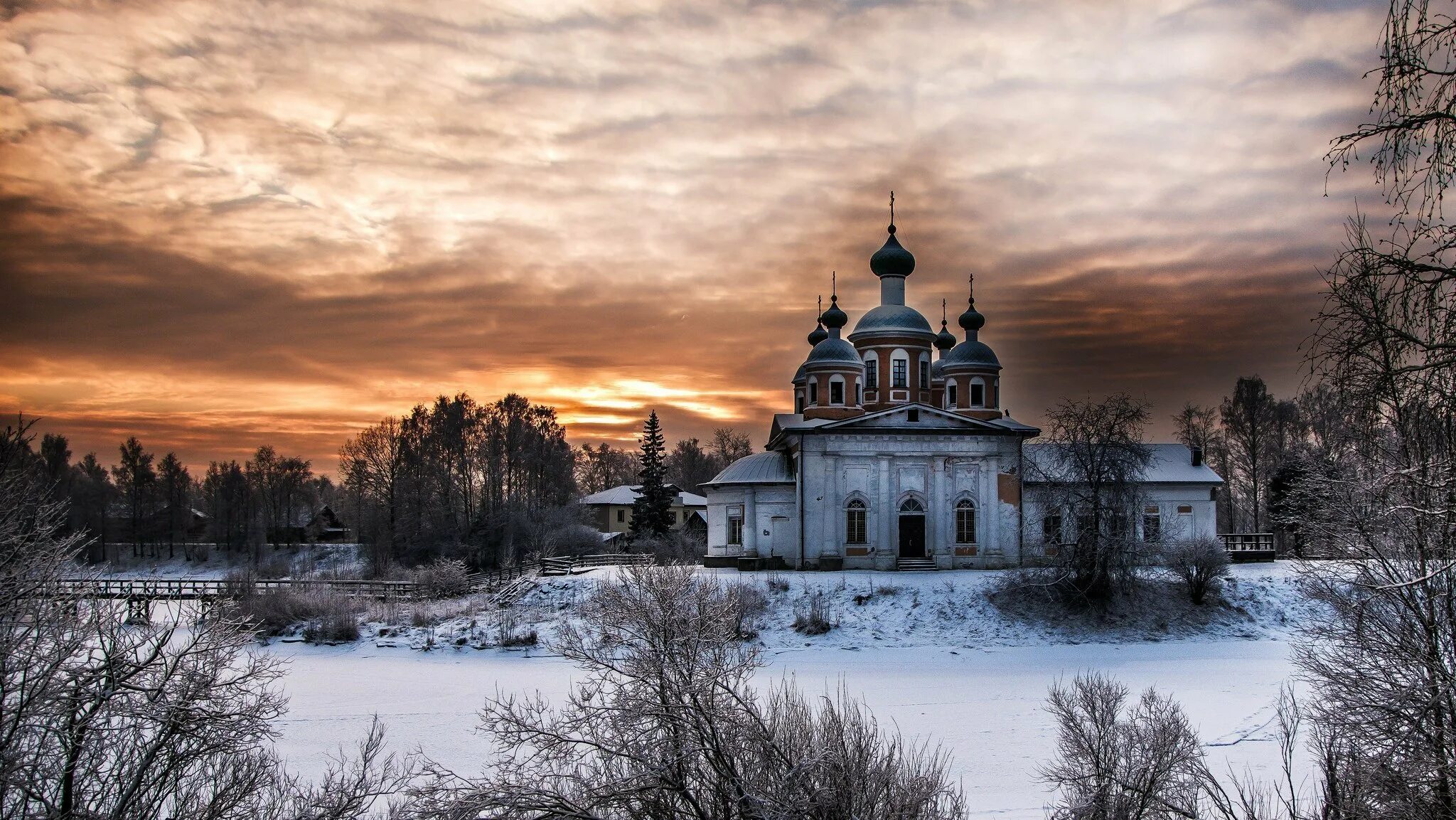 Православный рабочий стол. Олонец монастырь. Псковская глубинка монастыри. Деревня православный храм зима.