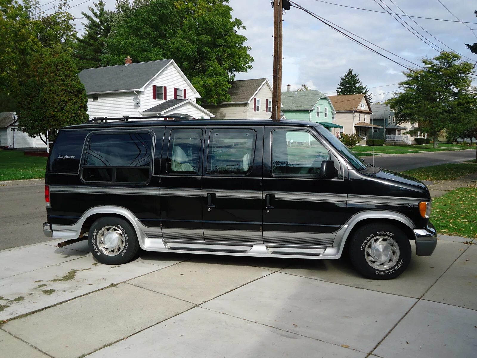 Форд эконолайн купить. Ford Econoline 150. Ford Econoline e150. Ford e150 van. Ford Econoline van 1998.