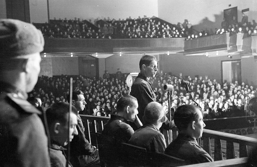 Расстрел предателей родины. Казнь предателей родины. Сталин и предательство ленинграда великобритания bbc 2002 год. Ленинград предатели. Сталин смеётся фото.