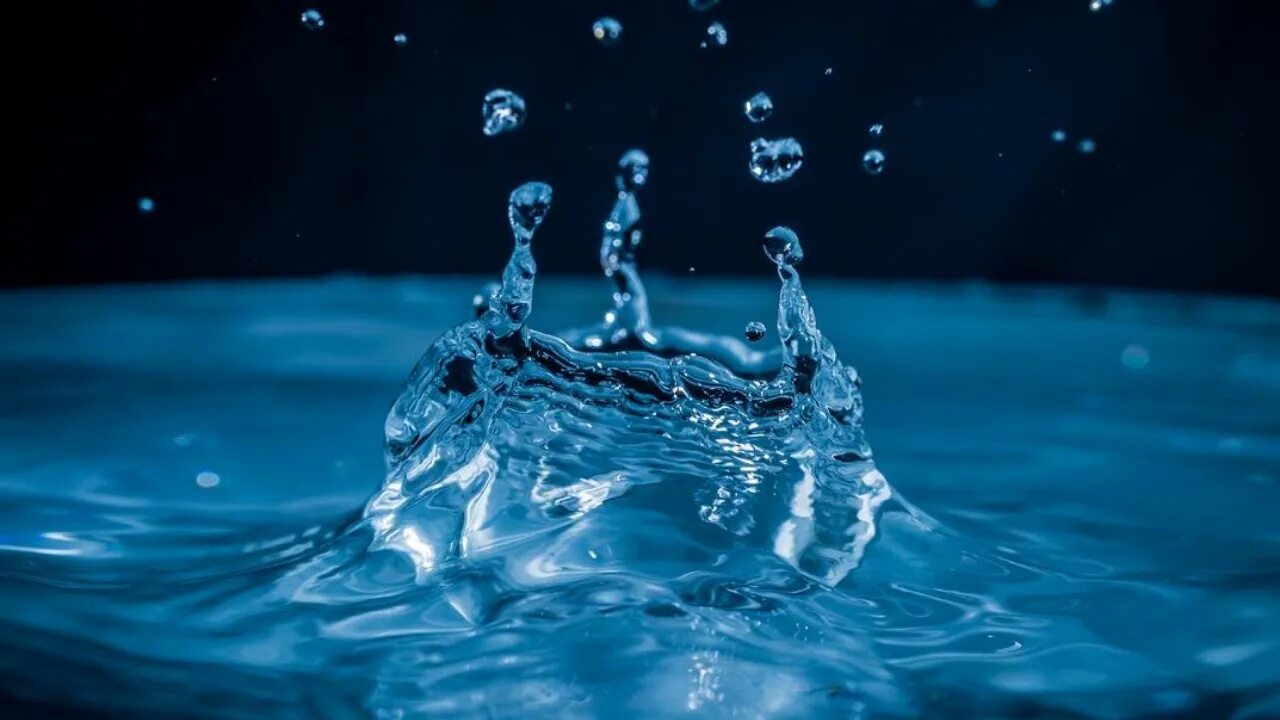 Фон водоворот. Питьевая вода фон. Ватер ютуб. Вода льется. Вода источник жизни.