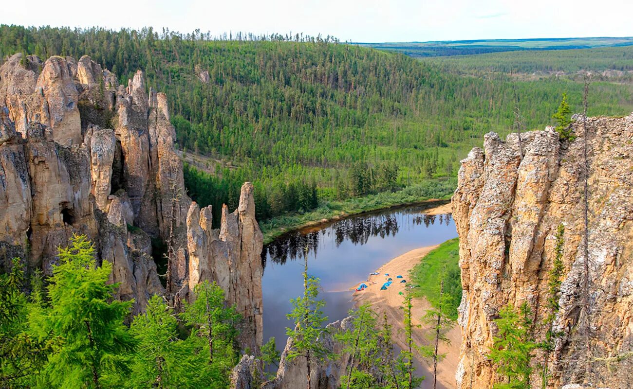 География якутии. Якутия река синяя Синские столбы. Синские скалы Якутия. Река Сиинэ Якутия. Якутия туризм Ленские столбы.