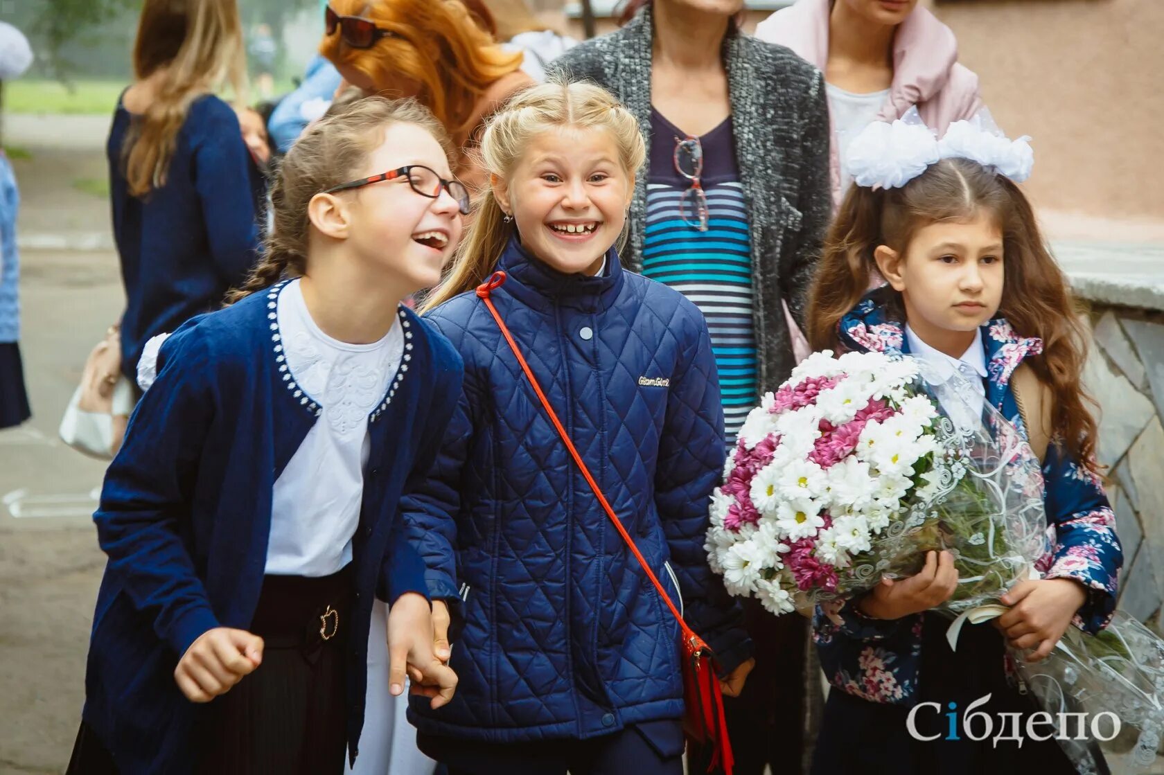 С днем знаний картинки. Открытка "с днём знаний". Школа сибдепо. Линейка в школе. Школа 1 сентября.