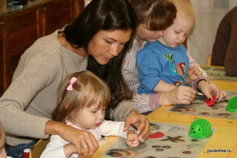 Занятия с детьми группа раннего развития. Интересные занятия. Развивающие занятия детей с мамами. Развивающие игры для детей. Мама и малыш занятия.